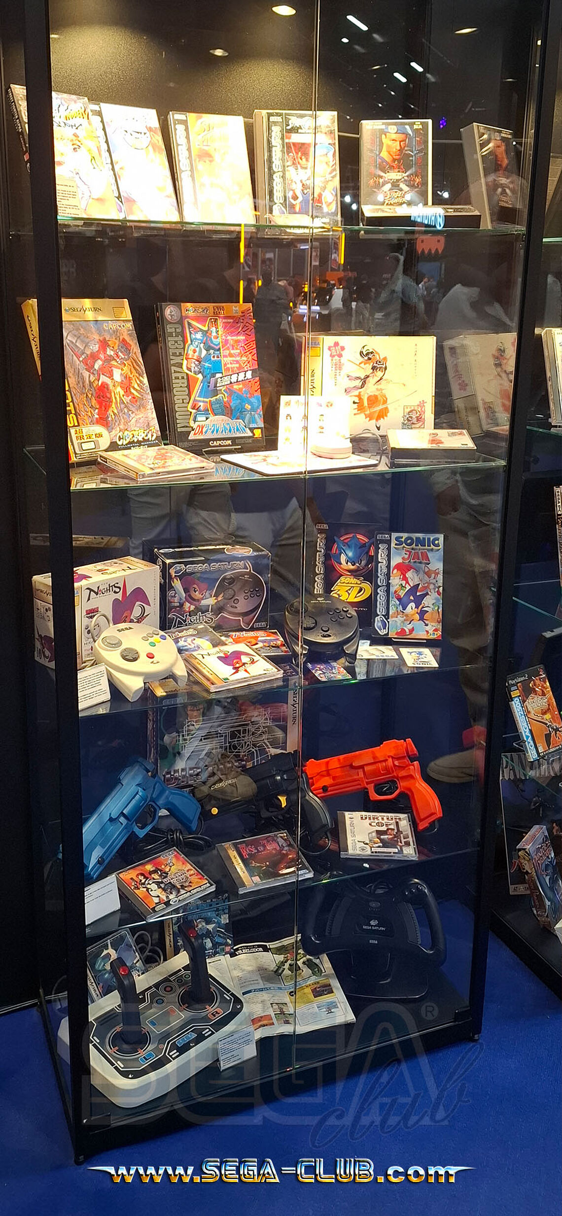 Saturn-Vitrine mit Virtua Fighter, NiGHTS, 3D Controllern, Lightguns und Mission Stick