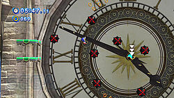 Classic Sonic hängt am großen Zeiger einer Uhr am Glockenturm