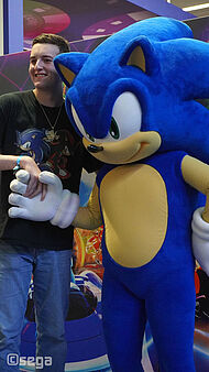 Hand in Hand mit Sonic: Fan und Sonic lassen sich fotografieren