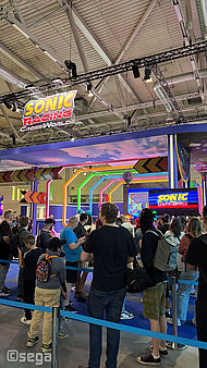 Blick auf die Absperrung mit vielen wartenden Fans