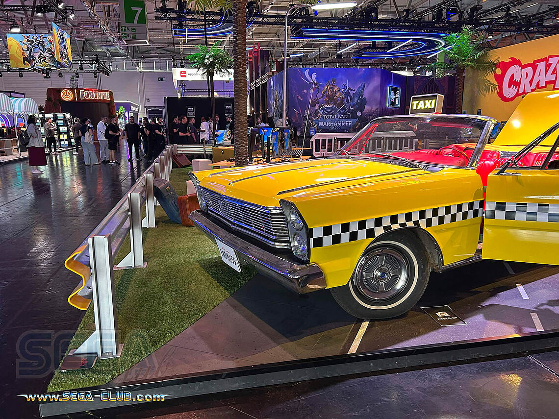 Das originale Crazy Taxi rechts mit Blick in den Gang zu andern SEGA Ständen