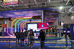 Blick Richtung Bühne und Warteschlange. Ein Mädchen mit Amy-Plüsch im Arm grüßt Richtung Kamera