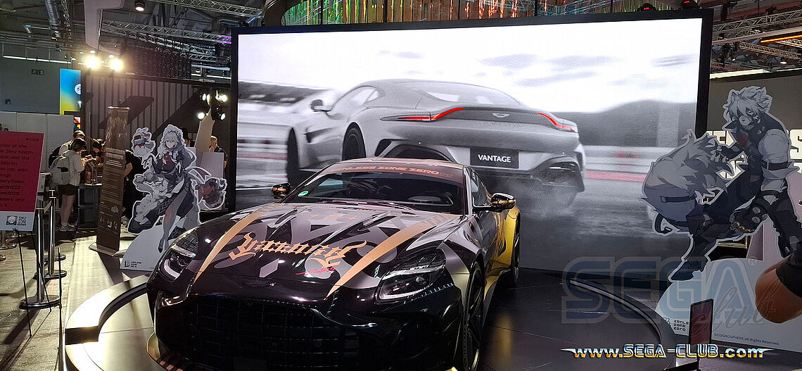 Aston Martin Vantage in der Halle vor einem riesigen Bildschirm mit Aston Martin Szenen