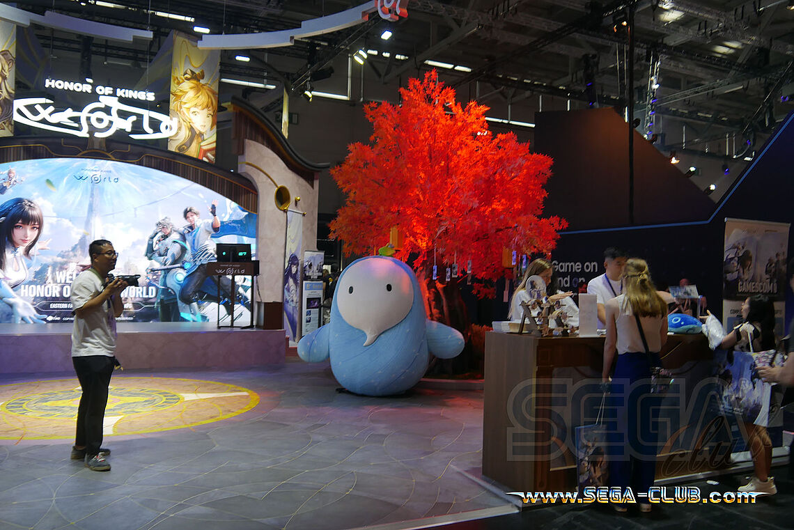 Honor of Kings - ein runder Stand und ein künstlicher Baum mit orange-roten Blüten