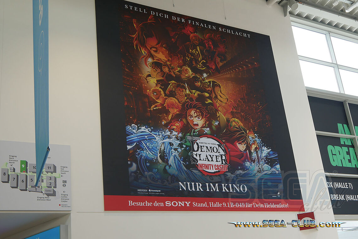 Demon Slayer Filmplakat innerhalb des Hauptganges des Messe