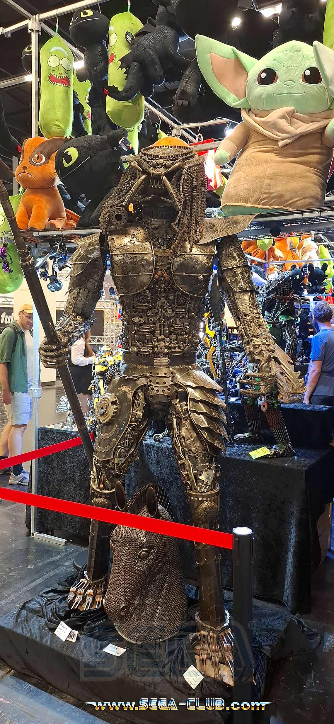Ein riesiger Predator aus dem Film als Designelement an einem der Merchandise-Stände