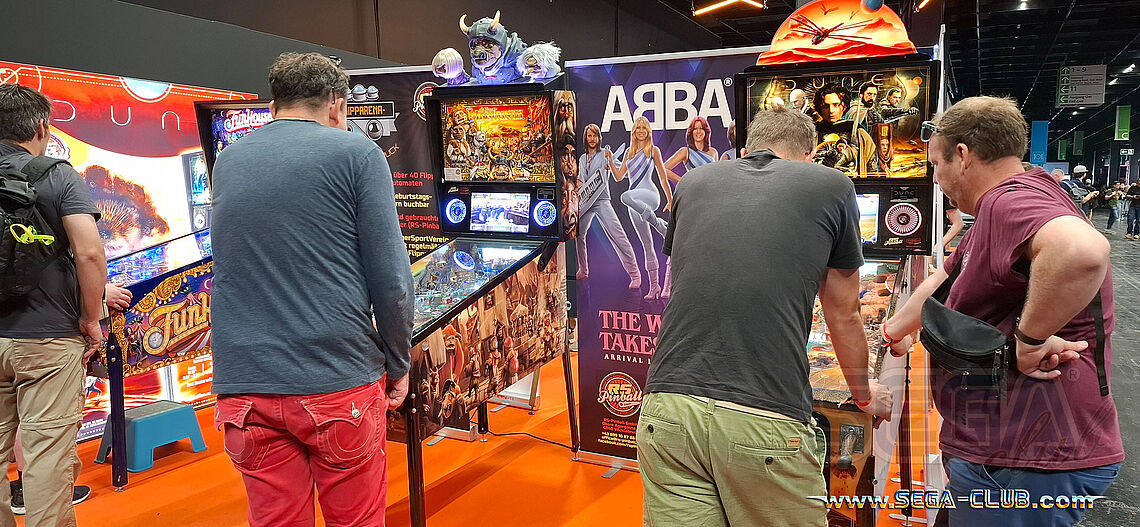 Flipper Automaten und ABBA-Plakate