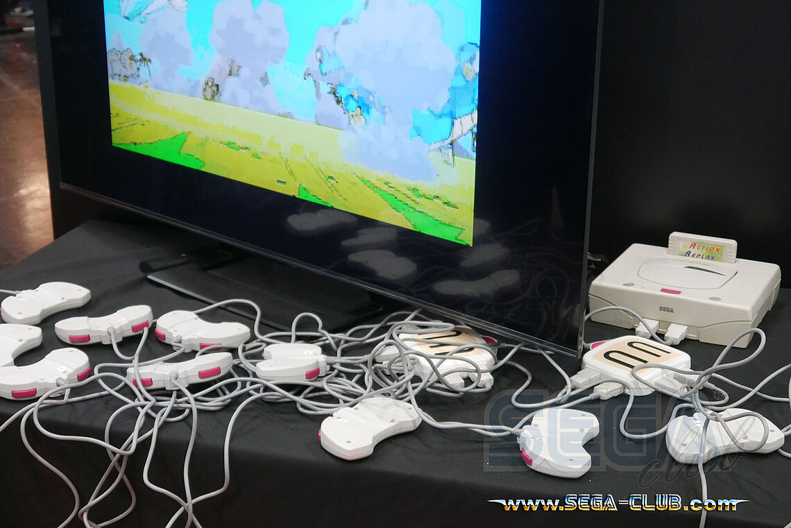 Weißer japanischer SEGA Saturn mit zwei Bomberman Multitaps und zehn weißen Saturn Controllern