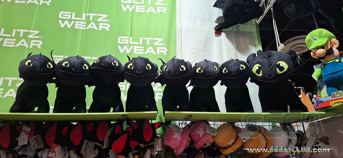 Ohnezahn Plüschies - acht Schattendrache aufgereiht im Regal