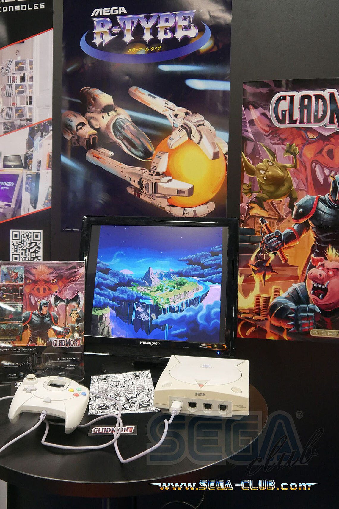 SEGAs Dreamcast mit vielen Spielpostern, darunter R-Tyoe und Gladmort