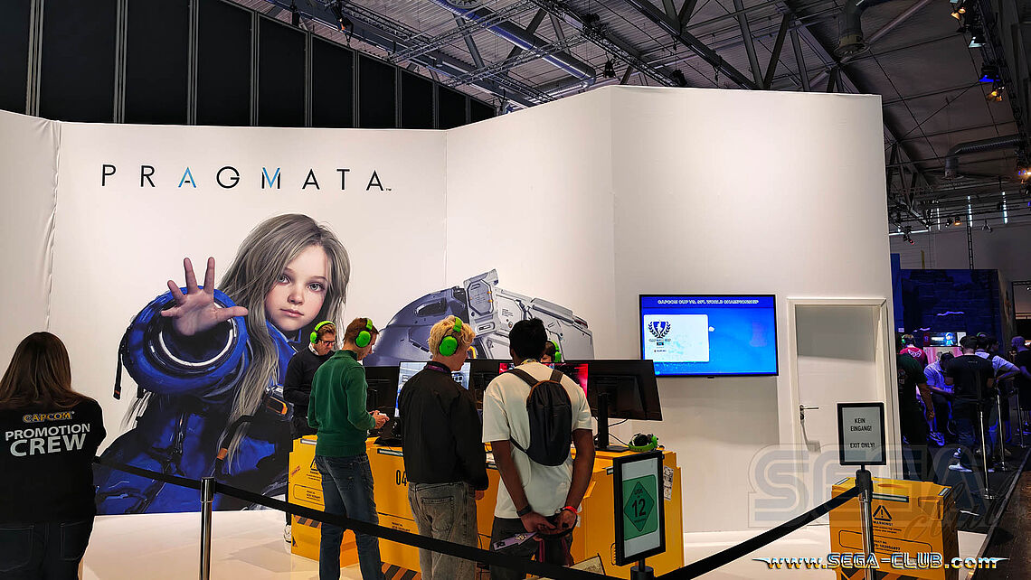 Pragmata: Die weißen klaren Wände mit Artwork und Anspielmöglichkeiten bei Capcom