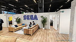 Der hintere Bereich mit Sofas, riesigem SEGA-Logo und den Räumlichkeiten für die Termine
