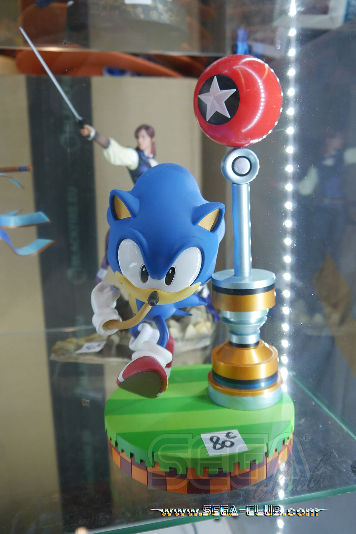 Sonic Merch für 80 Euro: Sonic durchquert einen Ringpfosten