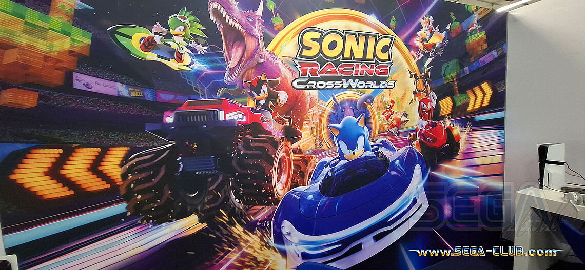 Die Sonic Racing CrossWorlds Wand im Zimmer, rechts eine PS5 Slim am Spieltisch