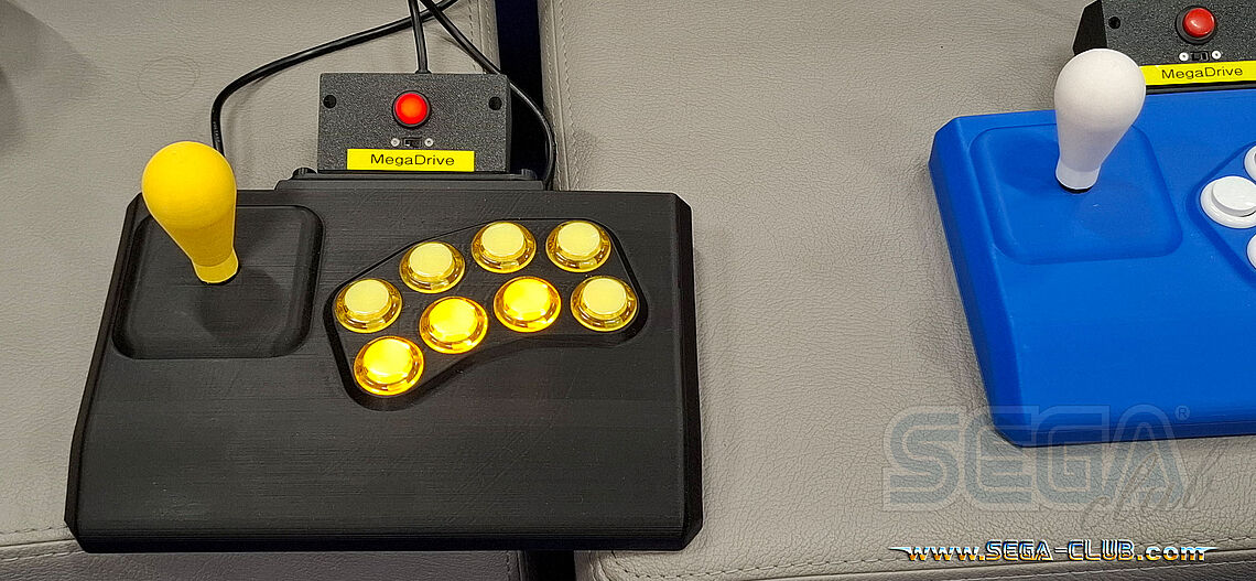 Third Party Arcade Sticks per Spezialkabel mit dem Mega Drive verbunden