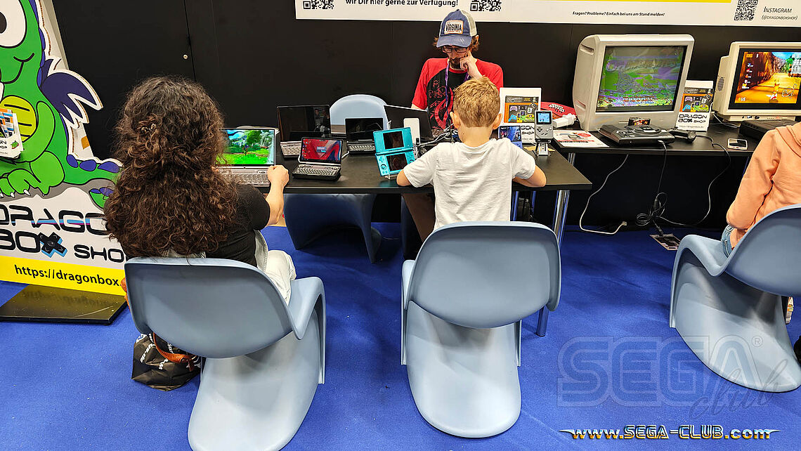 Nintendo Handheld und SEGA Heimkonsolen nebeneinander: Mega Drive und Saturn