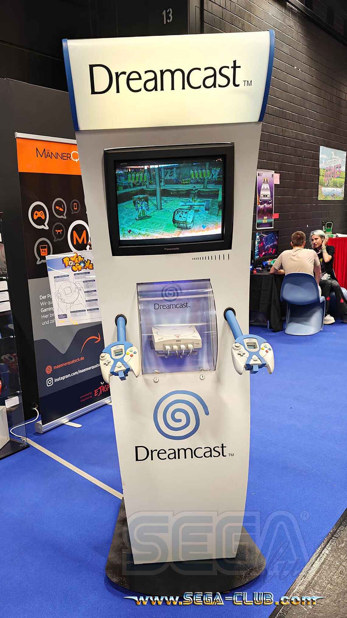 Dreamcast Aufsteller aus früheren Kaufhäusern mit laufender Konsole