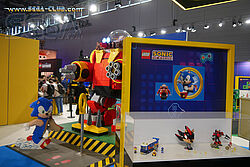 LEGO: Vitrinen mit Sonic Material und Sonic und dem Death Egg Robot im Hintergrund