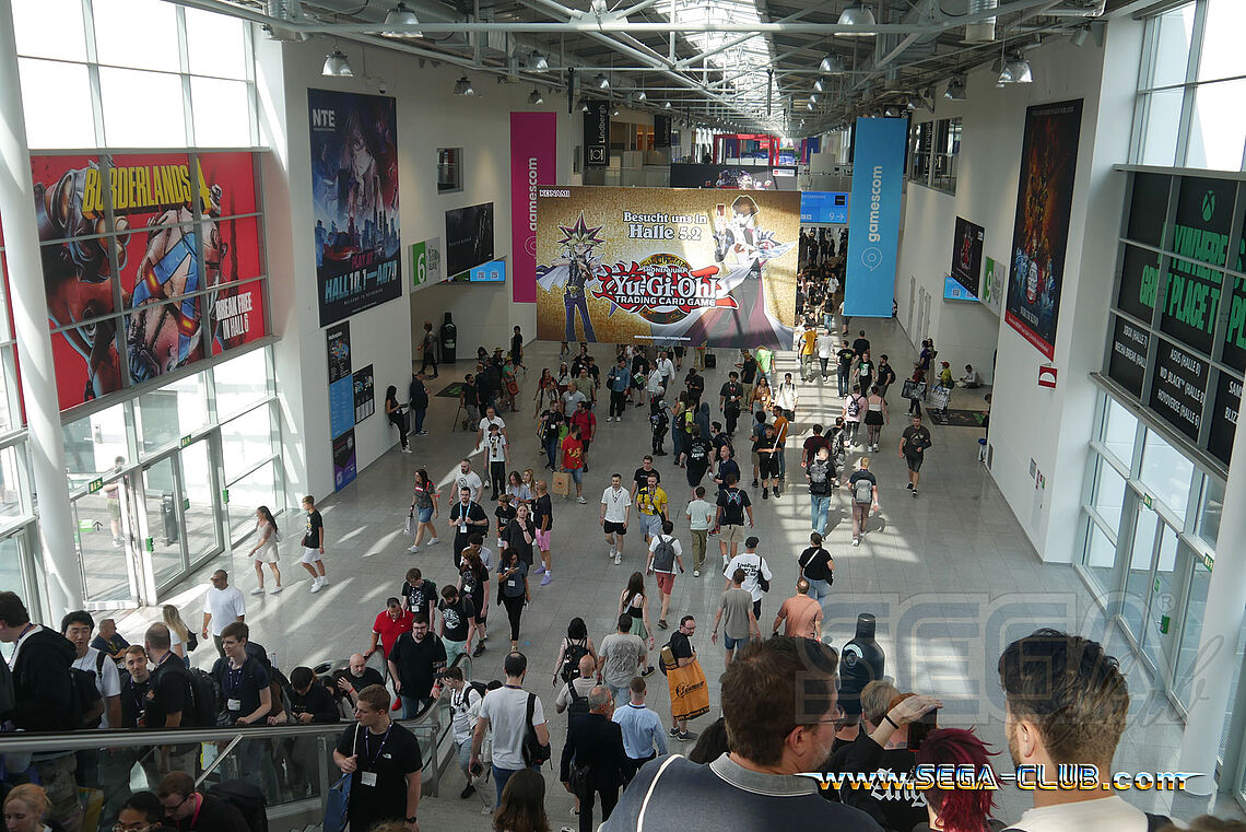 Blick von der Treppe im Hauptgang mit vielen Personen