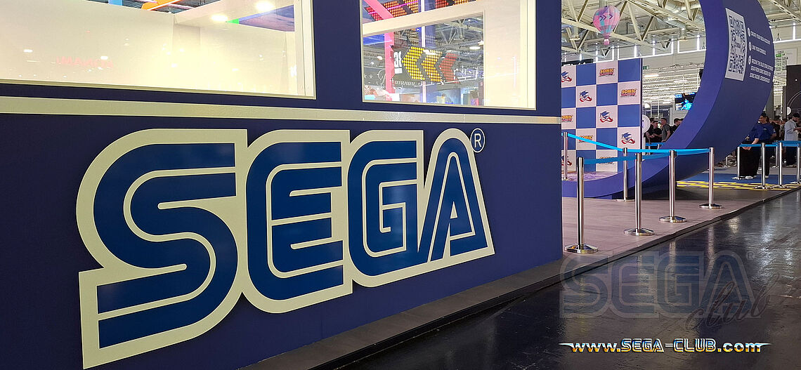 Blick vom Seitenrand auf das riesige SEGA-Logo am Stand