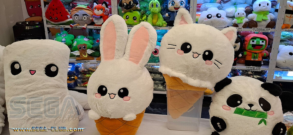 Kawaii-Plüschis: ein riesiger Hase, eine Katze, ein Panda