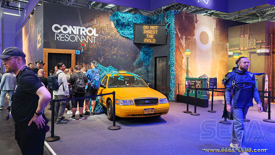 Control Resonant: Vor der Kabine steht ein gelbes Ford-Taxi