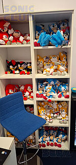 Regal der Kuscheltiere: Knuckles, Sonic, Tails und Shadow zu Hauf