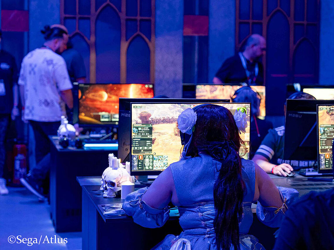 Total War: Warhammer 40,000 Spieler genießen die Strategie-Demo im Innenraum des Basilica Administratum Nachbaus