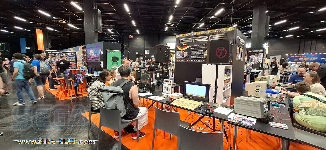 Blick über den Retro Stand mit Tischen, Games und Besuchern