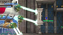 Classic Sonic findet hinter einer Mauer Schutz vor den Strahlenangriffen drei großer Roboter