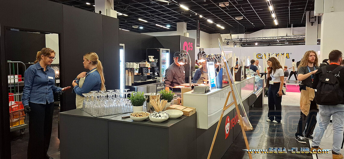 Tresen mit Gläser, Besteck und mehr