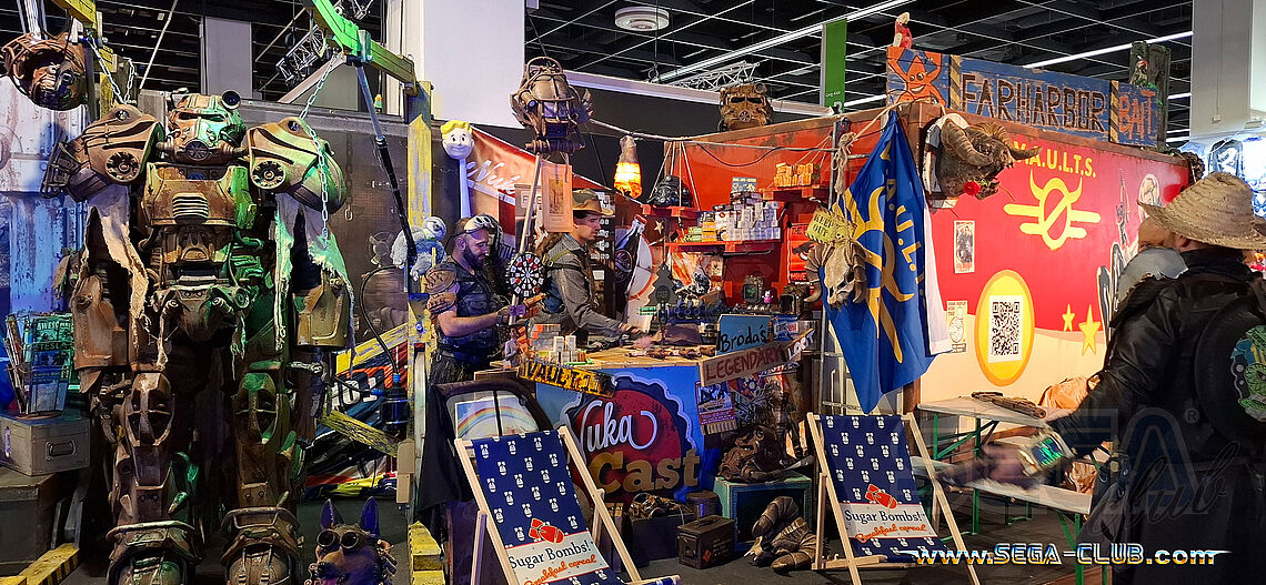 Mix aus Armee Design, Fahnen und Kleinutensilien. Riesige Rüstung vor dem Stand als Hingucker!