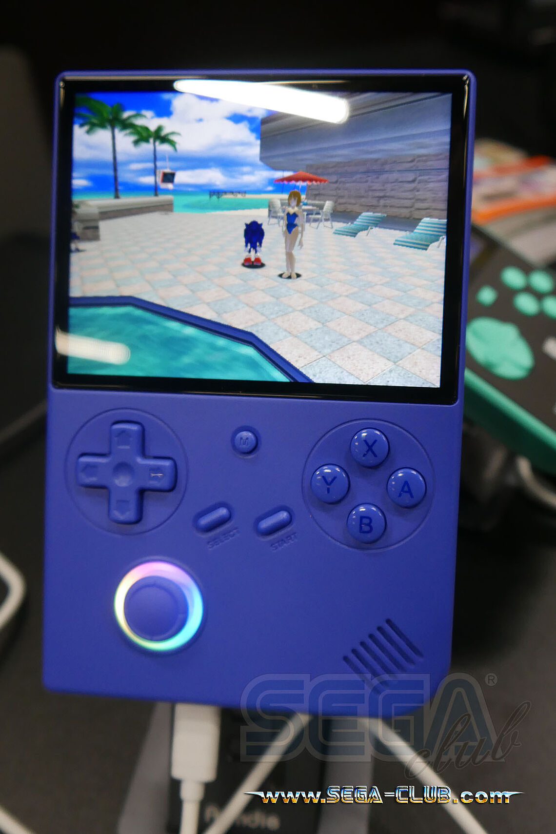 Spezialanfertigung eines modernen Handhelds: Sonic Adventure läuft darauf, die Aktionstasten im Nintendo-Format