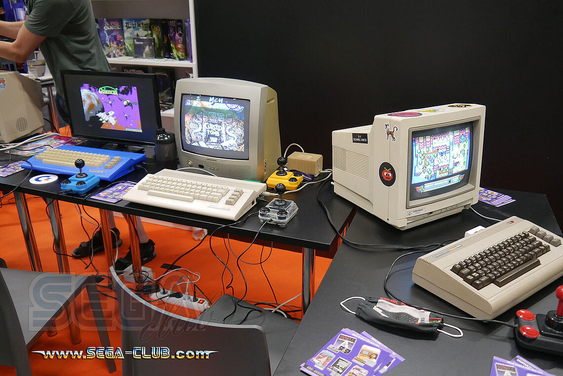 Home Computer mit teils sehr dicken Tastaturen, Sticks und Bildschirmen: zum Beispiel Commdore