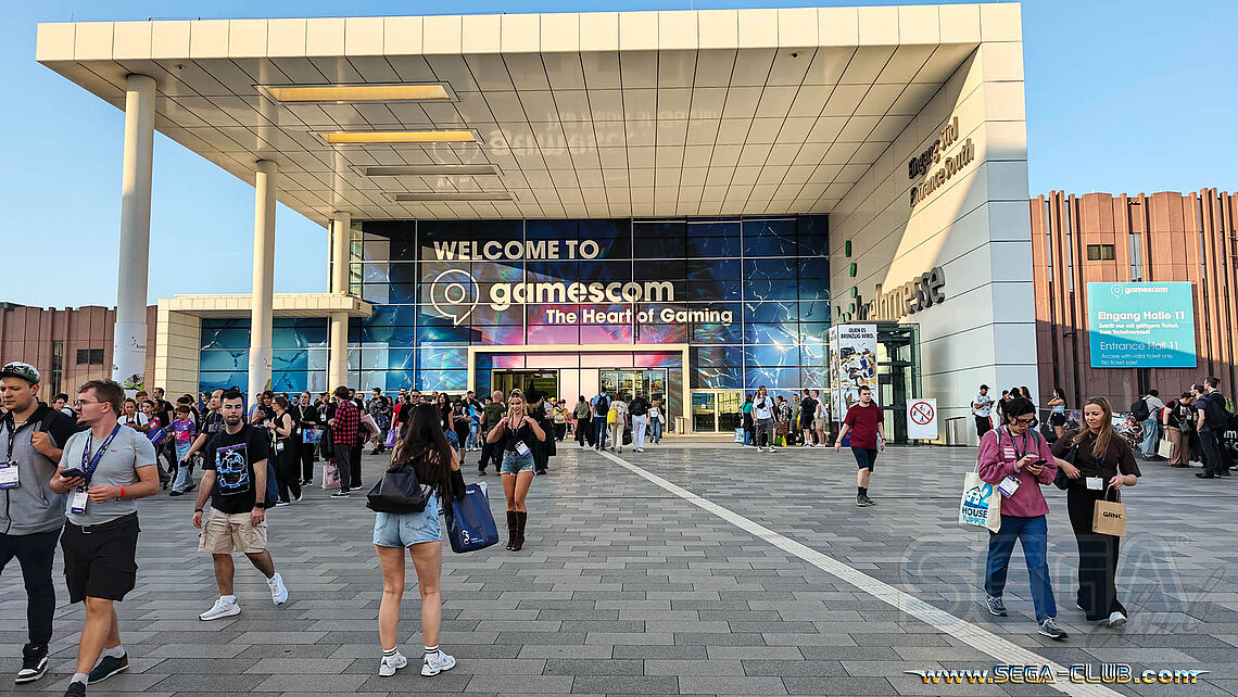 Welcome to gamescom: Der Eingang Süd mit vielen Besuchern.