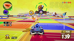 Kunterbunte Strecke mit allen Farben und einem gelben Hintergrund ohne Natur. Sonic fährt auf eine Art Roulette zu