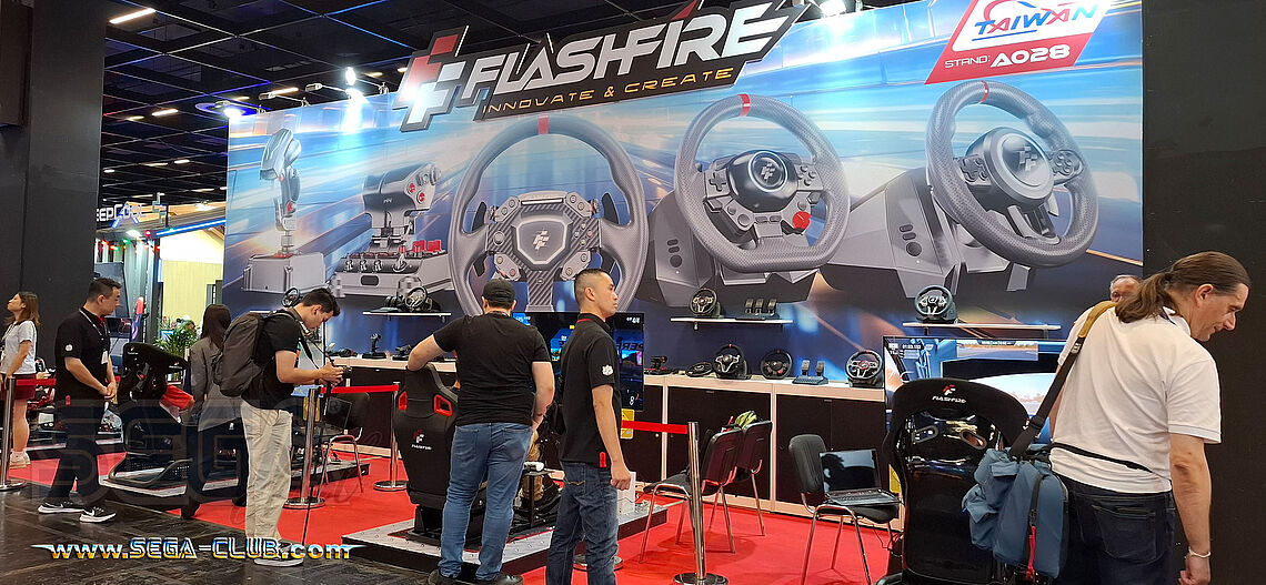 Flashfire: Lenkrad-Zubehör für Racing Games im Regal aber auch Sitze zum Ausprobieren und Zocken