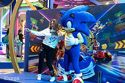 Sonic the Hedgehog mit einem Fan auf der Bühe am SEGA-Stand Gamescom 2025