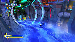 Sonic rutsch auf Wasser durch eine größere Röhre