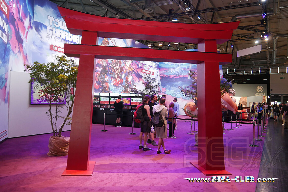 Ein traditionelles zinnoberrotes Tor auf der Gamescom beim Spiel Towa and the Guardians of the Sacred Tree