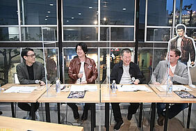 Suzuki und weitere Leute im Interview