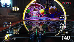 Silver vor einem Reise-Ding: dahinter warten die Casino-Rennstrecke