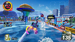 Miku schwebt über Wasser, viele Chao-Tribünen links und rechts