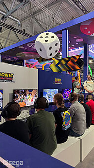 Blick auf die Spielwände mit den Gamern und Bildschirmen