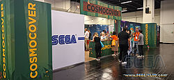 Cosmocover Stand außen, eine Wand ist komplett weiß mit einem SEGA-Logo