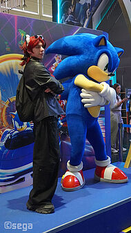 Posing mit Sonic für ein Foto