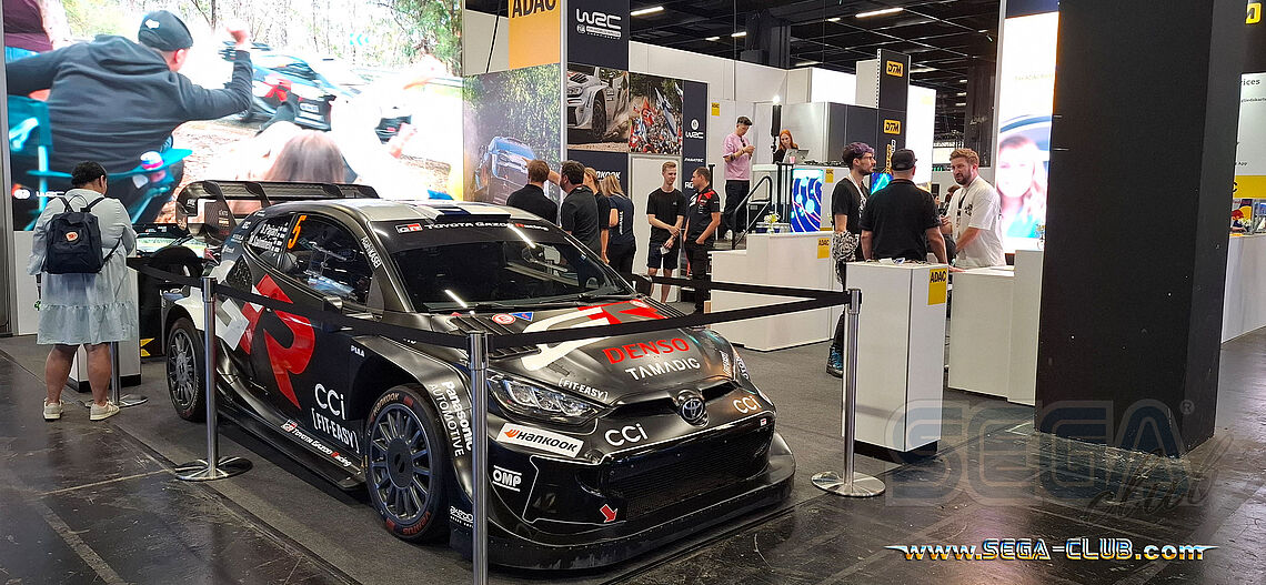 Getunter schwarzer Toyota mit riesigen Heckflügel am ADAC Stand