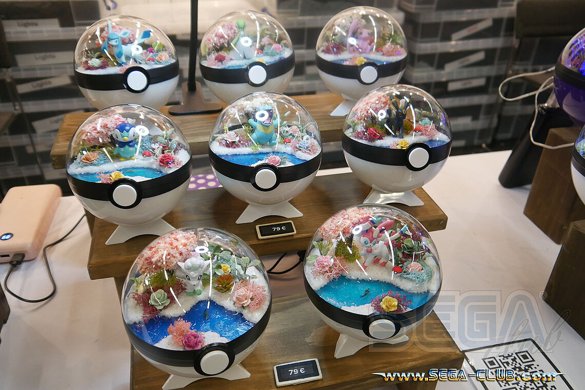 Pokébälle transparent designt mit deren Pokémon darin und viel Natur