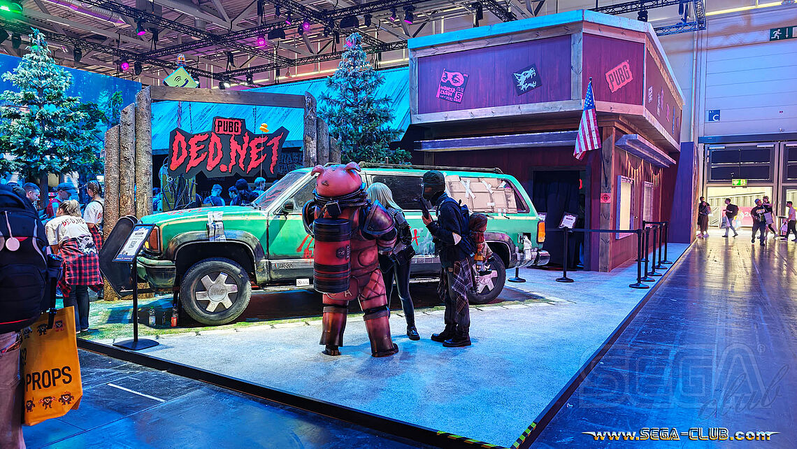 PUBG und Ded.net: Der winterliche Stand mit einem geschundenen grünen Crossover-Vehicle.
