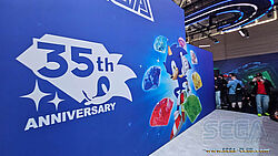 35th Anniversary: Sonic-Wand mit Emeralds und dem blauen Igel